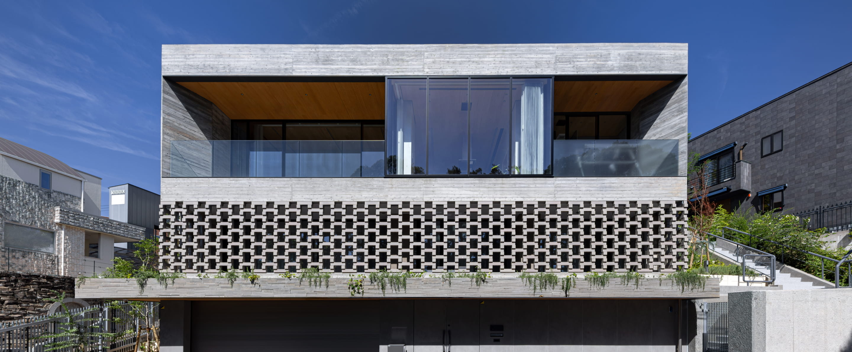 正面から撮影されたモダンな住宅