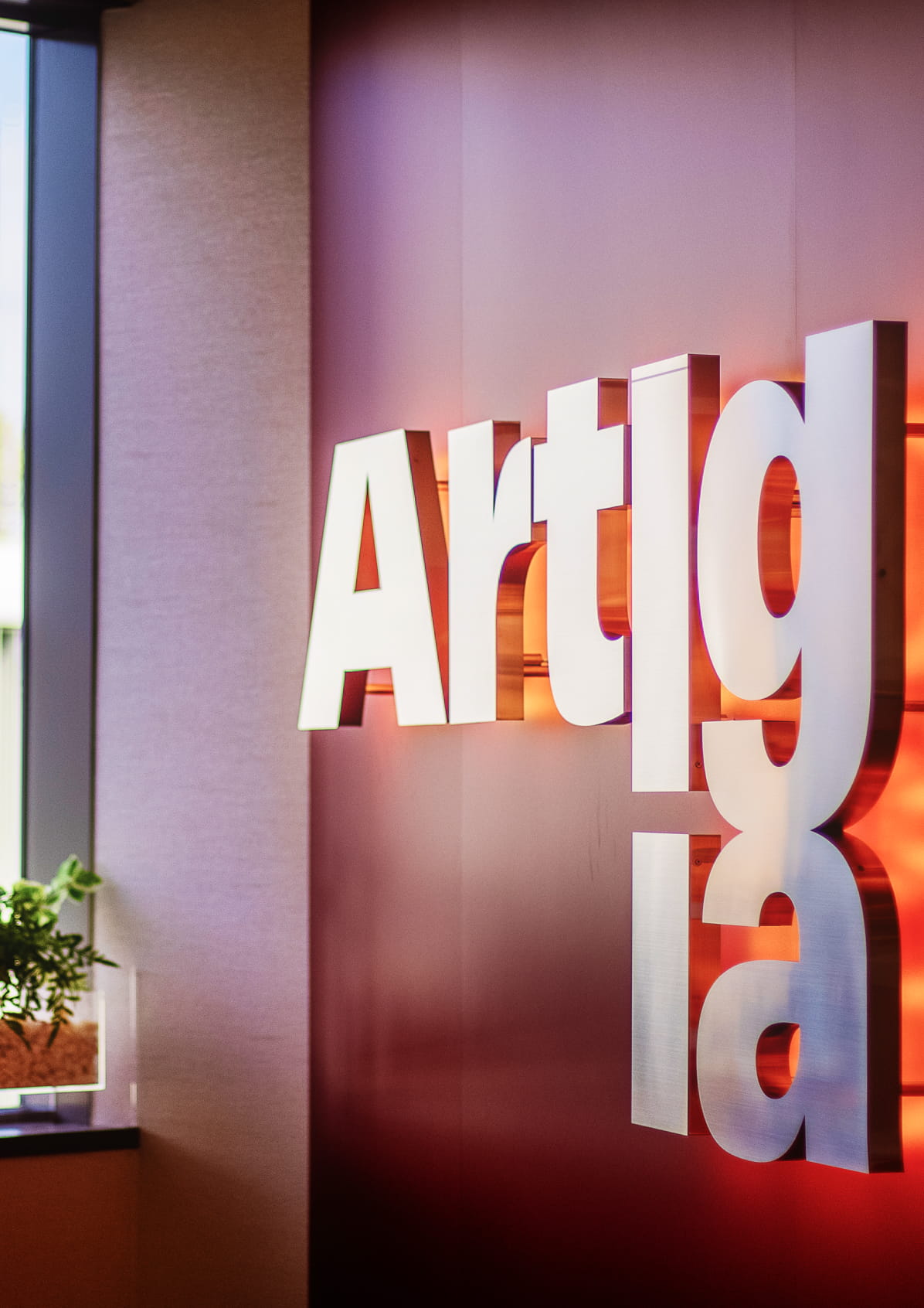 壁に取り付けられた「Artigia」のロゴ
