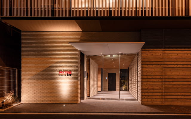 モダンで温かみのあるマンションのエントランス